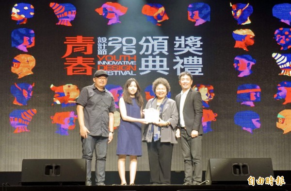 由高雄市陳菊市長親自頒獎給系主任黃俊傑(照片左一)與畢委會會長謝佩珈