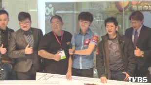 本校區資通系四年級盧建宏同學(圖右三)勇奪手機電競遊戲冠軍