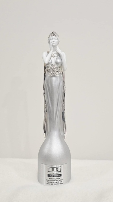 實踐大學時尚設計學系榮獲 2025 美國繆思設計大獎銀獎　作品《Momentary圖片