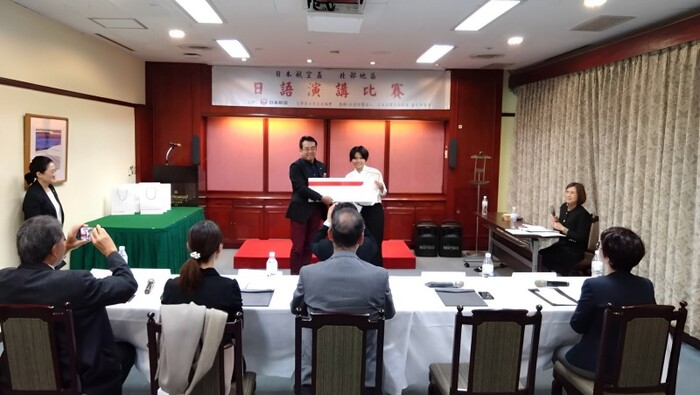 應日系同學參加日本航空盃日語演講比賽獲全國第一名