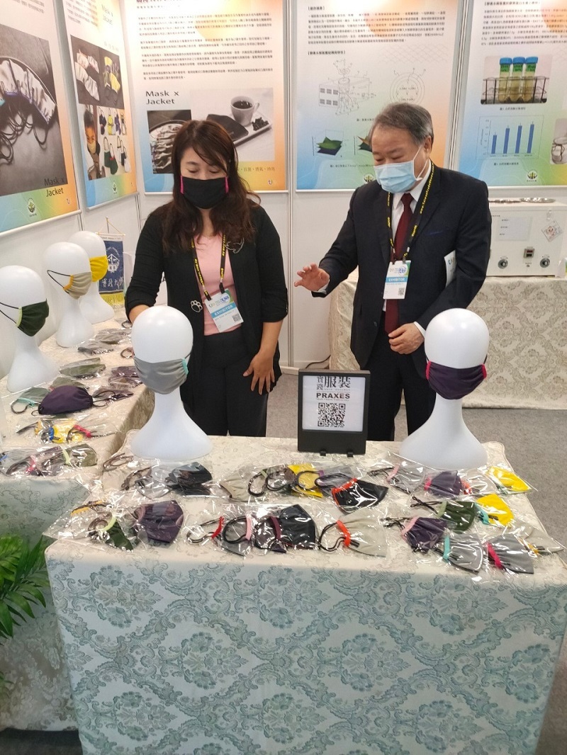 丁斌首校長參觀服裝設計學系施雅玲老師參展專利作品「多用途口罩結構」。