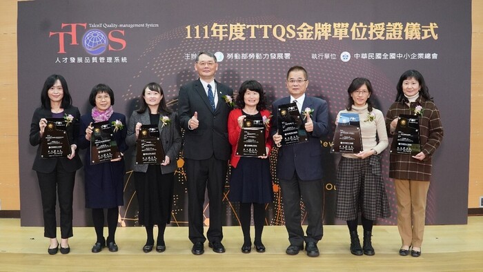 111年度TTQS金牌授證儀式獲獎單位代表合影，左3為實踐大學推廣部高雄中心黃雅軒組長。